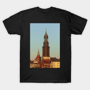 Michel, Michaeliskirche, evening light, Hamburg, Germany, evening, church, autumn T-Shirt